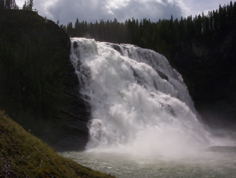 Kinuseo Falls viewed from downstream